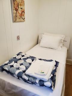 Toronto Little Italy Guest House - 8