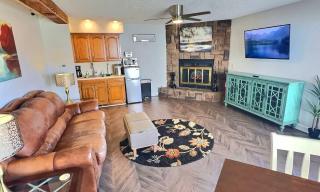 Marina Access Lake View Golf Swimming Fishing with All Holiday Island Amenities Accessible - Holiday Island - 8
