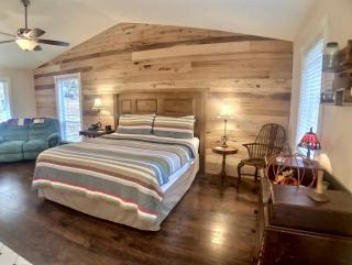 Ozark Spring Cabin Rock Bluff 03 King Bed Spa Tub - Eureka Springs - 9