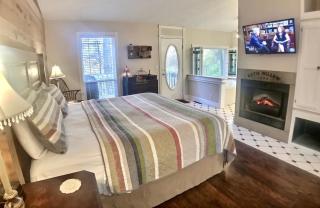 Ozark Spring Cabin Rock Bluff 03 King Bed Spa Tub - Eureka Springs - 8