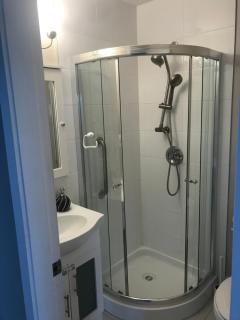 Separate bathroom, Spacious and bright bedroom - Richmond - 2