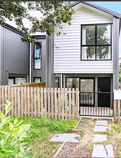 New 3 bedroom townhouse near New Lynn train station - Auckland - 5