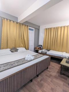 Hotel Sakura Mountain View 5 mins from Darjeeling Railway Station - 5