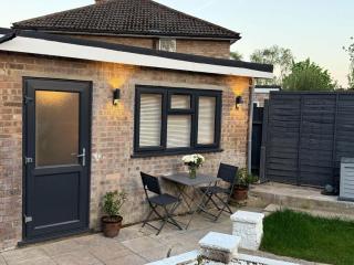 Newly Renovated Guesthouse with Free Parking - Reading - 0