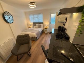 Brand New Renovated- Free Parking- Garden- SmartTV - 5