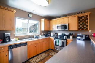 3BR Big Sky Getaway with Hot Tub and Mountain Views - 4