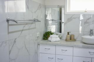 Renovated Three Bedroom House in Prime Werribee Location - Werribee - 9