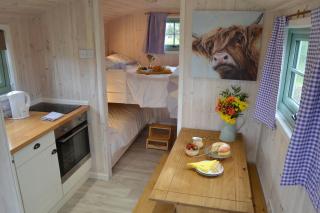 Honeysuckle holidays Shepherds Hut 7 - Bedfield - 3