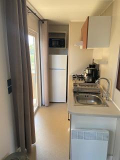 mobil-home 3 chambres calme et tout équipé à carry-le-rouet proche piscine avec toboggans pataugeoire et animations peu de vis à vis terrasse barbecue paddle bodyboards accès libre aux activités du camping lou soulei commerces et plage à proximité - 7