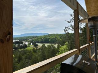 NEW Tennessee Whiskey Cabin- Lake and Mtn Views- Covered Deck- Game Room- Pool Table- BBQ- Pets - Sevierville - 7