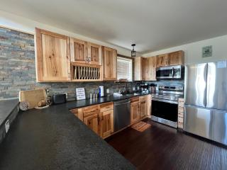 NEW Tennessee Whiskey Cabin- Lake and Mtn Views- Covered Deck- Game Room- Pool Table- BBQ- Pets - Sevierville - 1
