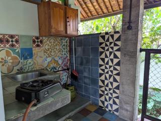 Melati Double Studio with Shady Balcony Upstairs - Timuran - 7