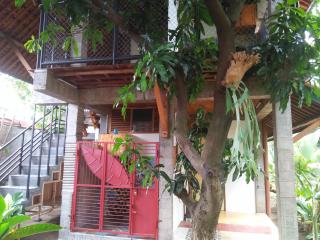 Melati Double Studio with Shady Balcony Upstairs - Timuran - 5