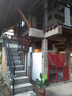 Melati Double Studio with Shady Balcony Upstairs - Timuran - 3