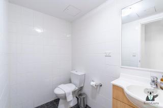 KozyGuru | Redfern | Cozy Apt near Train Station - Sydney - 1