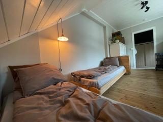 Unikt skipperhus med høner i hagen - - 6