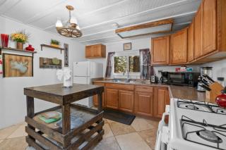 StoneHauz was built in 1926! It's a REAL CABIN! - Big Bear Lake - 2