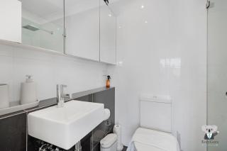 KozyGuru | Surry Hills | Premium Apt + Parking - Sydney - 3