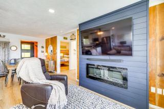 Walk to Winema Road Beach Home with Hot Tub! - Cloverdale - 7