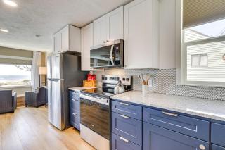 Walk to Winema Road Beach Home with Hot Tub! - Cloverdale - 2