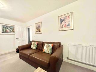 Swindon Large 5 Bedroom Modern Home - 9