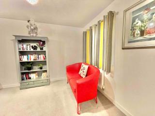 Swindon Large 5 Bedroom Modern Home - 8