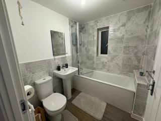 Spacious New 5 Bedroom Home in Swindon - 7