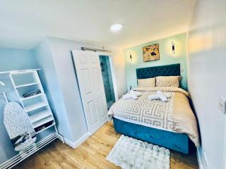 Luxe 1B Chalet, HotTub, free parking Nr LTN Airport, L&D Hosp, Whipsnade Zoo, fast trains into Central London - Luton - 8