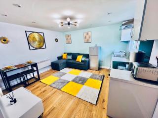 Luxe 1B Chalet, HotTub, free parking Nr LTN Airport, L&D Hosp, Whipsnade Zoo, fast trains into Central London - 2