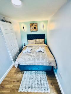 Luxe 1B Chalet, HotTub, free parking Nr LTN Airport, L&D Hosp, Whipsnade Zoo, fast trains into Central London - 4