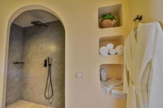 Magnificent Santorini Villa 3 Bedrooms Villa Royal Beautiful Caldera View With 2 Outdoor Hot Tubs Oia - Oia - 5