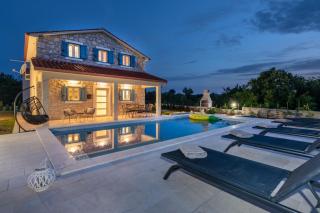 Villa Leana, a beautiful stone villa in a tranquil location - Raša - 0
