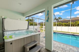 NEW LISTING! Stunning 4 bedroom home with electric-heated pool and fenced yard - Villa Karina - Cape Coral - 9