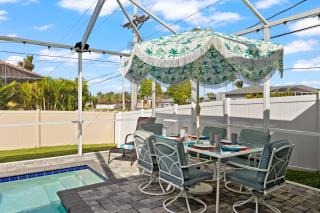 NEW LISTING! Stunning 4 bedroom home with electric-heated pool and fenced yard - Villa Karina - Cape Coral - 7