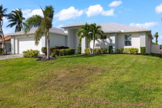 NEW LISTING! Stunning 4 bedroom home with electric-heated pool and fenced yard - Villa Karina - Cape Coral - 6