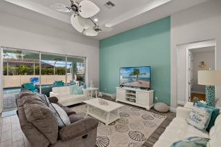 NEW LISTING! Stunning 4 bedroom home with electric-heated pool and fenced yard - Villa Karina - Cape Coral - 5