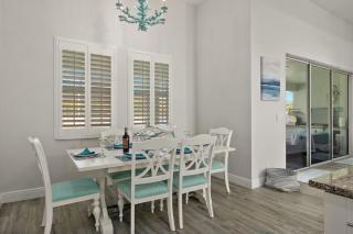 NEW LISTING! Stunning 4 bedroom home with electric-heated pool and fenced yard - Villa Karina - Cape Coral - 4