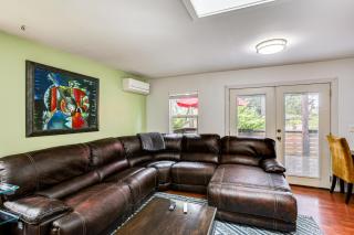 Charming Unit with Deck about 3 Mi to Lake Washington! - Newcastle - 6