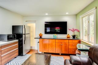 Charming Unit with Deck about 3 Mi to Lake Washington! - 4