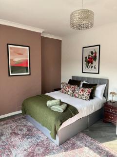 Comfortable 2BR Apartment with Free Parking - Glasgow - 9