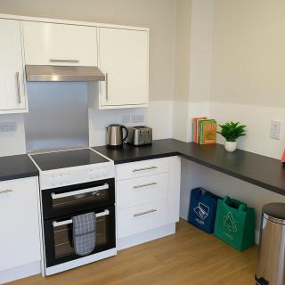 Bright 2-Bed Top Floor Flat, Full Kitchen, Parking - Taunton - 5