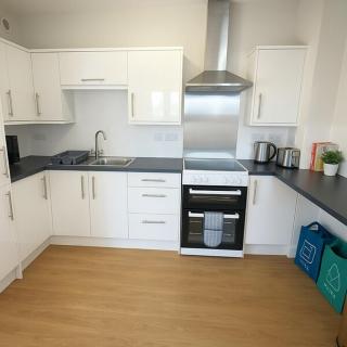 Bright 2-Bed Top Floor Flat, Full Kitchen, Parking - Taunton - 3