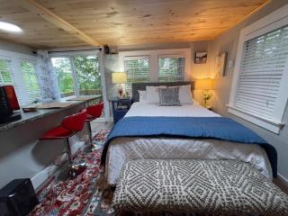 Cheerful Cottage Close to Everything 13 - 4