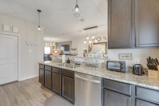 Pet-Friendly Home with Fenced Yard in Manor - Manor - 2