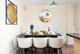 Business & Long Stays- Sleeps7-by FabAccommodation - Bristol - 6