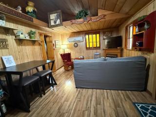Cozy Cabin Walking Distance to Parkway! - Pigeon Forge - 7