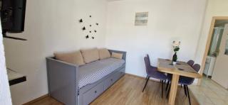 Sea-View Apartment - Sleeps 4 Parking & Balcony - Marina - 4