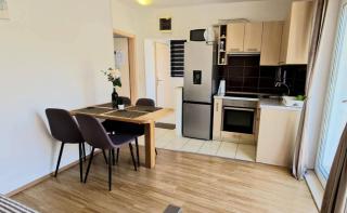 Sea-View Apartment - Sleeps 4 Parking & Balcony - Marina - 2