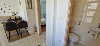 Sea-View Apartment - Sleeps 4 Parking & Balcony - Marina - 1