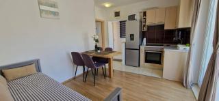 Sea-View Apartment - Sleeps 4 Parking & Balcony - Marina - 0